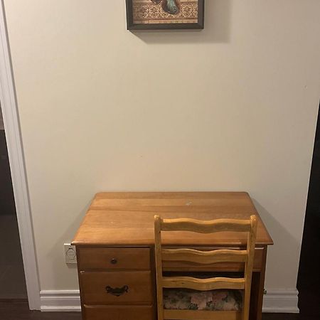 Cozy & Spacious Suite With Private Bathroom Near Toronto Airport ! Mississauga Eksteriør bilde