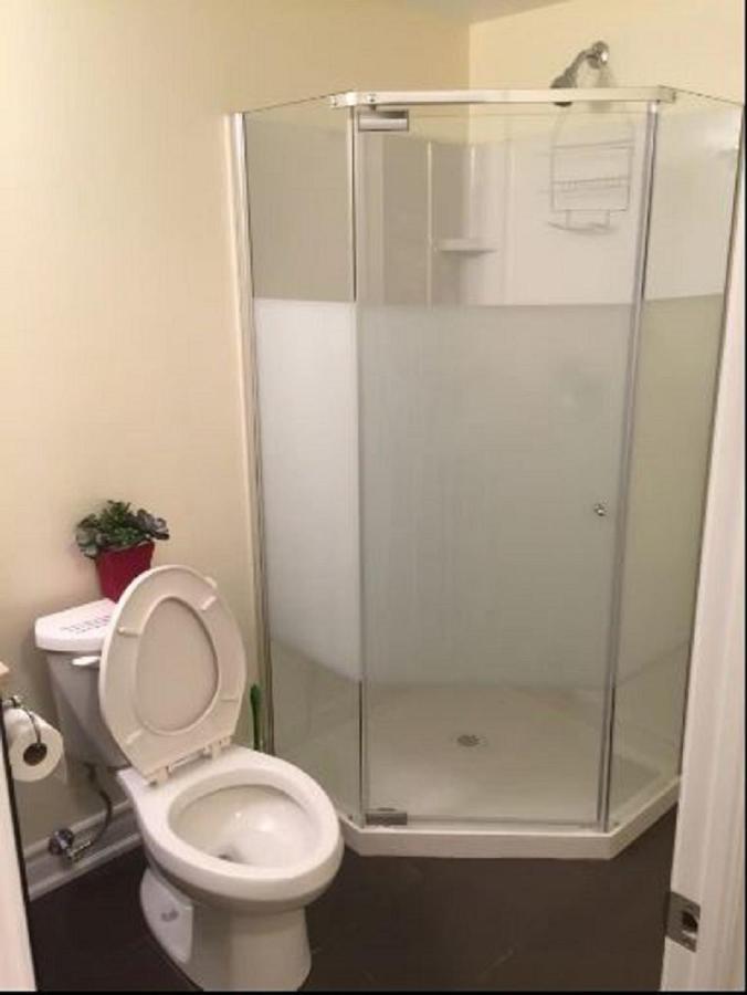 Cozy & Spacious Suite With Private Bathroom Near Toronto Airport ! Mississauga Eksteriør bilde