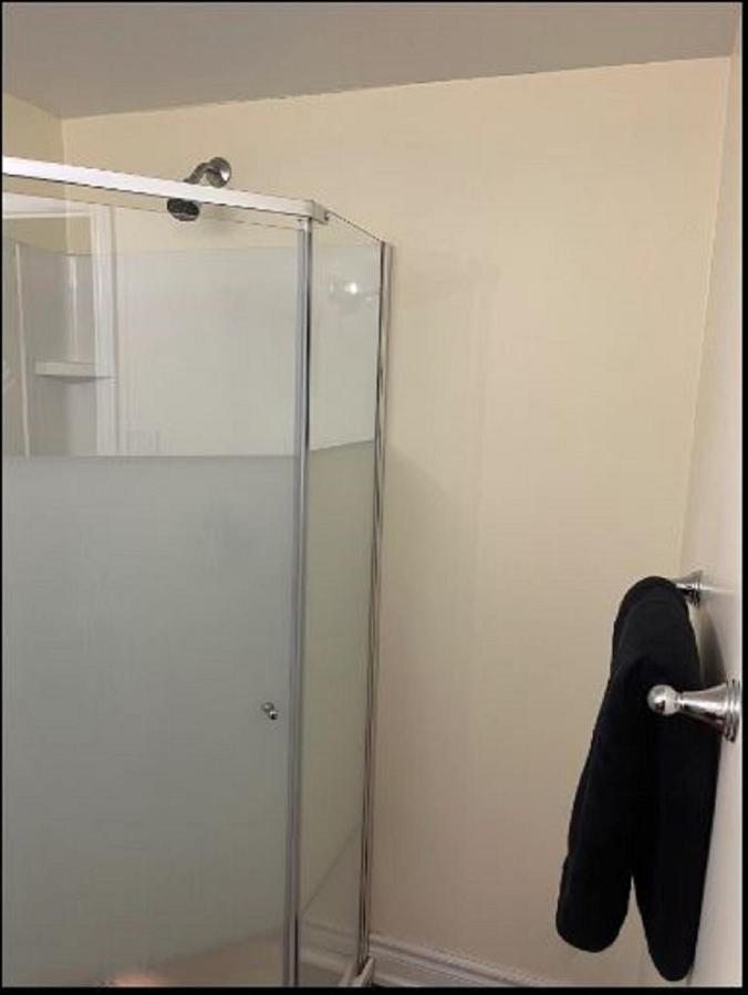 Cozy & Spacious Suite With Private Bathroom Near Toronto Airport ! Mississauga Eksteriør bilde