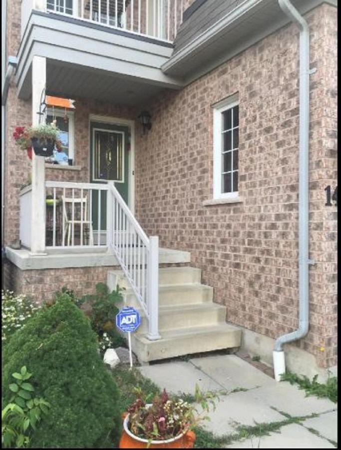 Cozy & Spacious Suite With Private Bathroom Near Toronto Airport ! Mississauga Eksteriør bilde