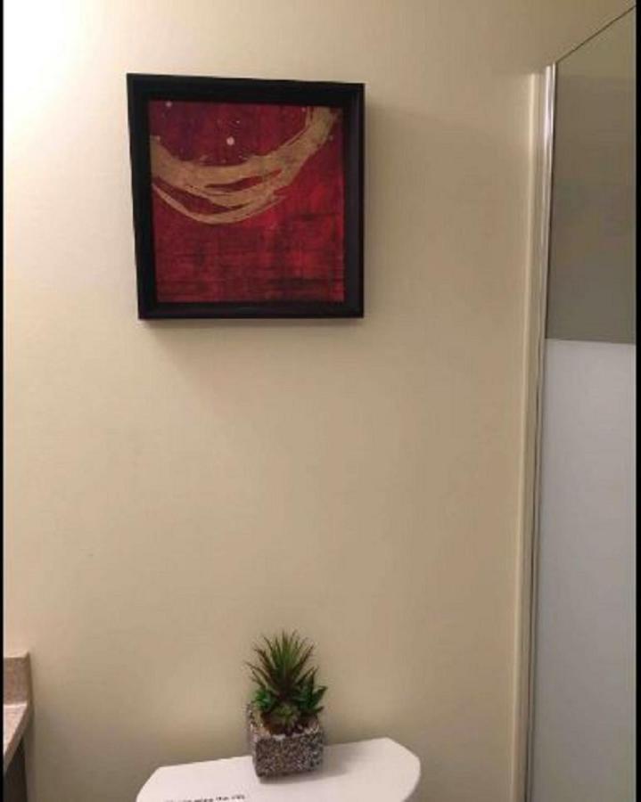 Cozy & Spacious Suite With Private Bathroom Near Toronto Airport ! Mississauga Eksteriør bilde