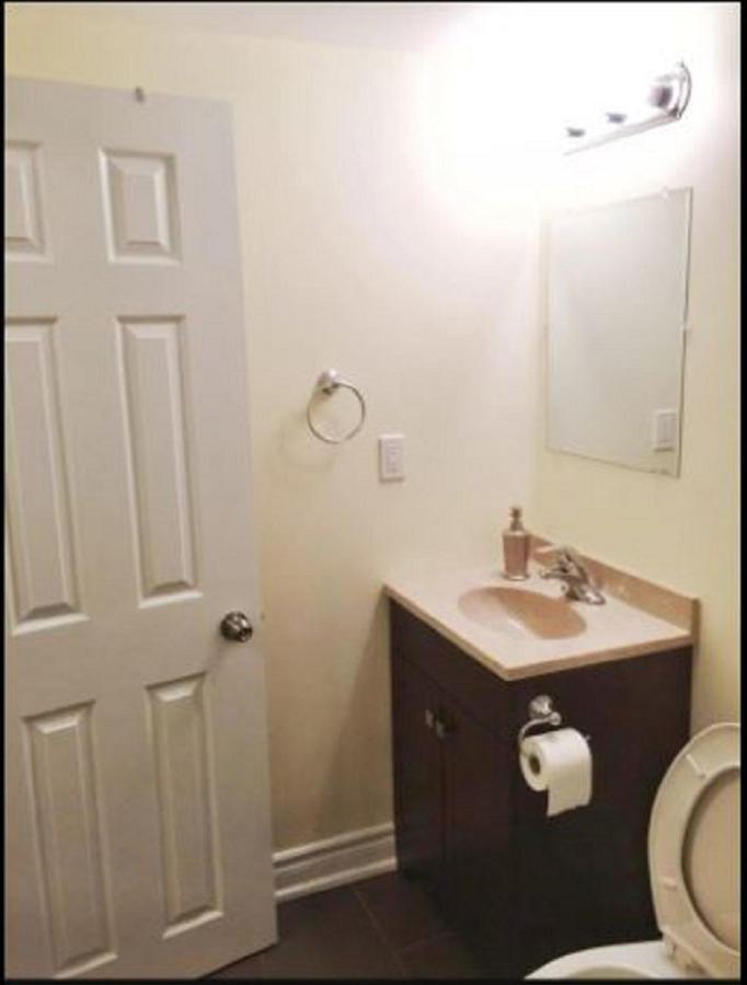 Cozy & Spacious Suite With Private Bathroom Near Toronto Airport ! Mississauga Eksteriør bilde
