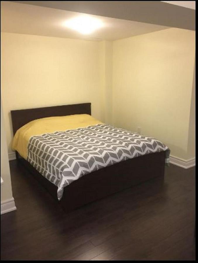 Cozy & Spacious Suite With Private Bathroom Near Toronto Airport ! Mississauga Eksteriør bilde