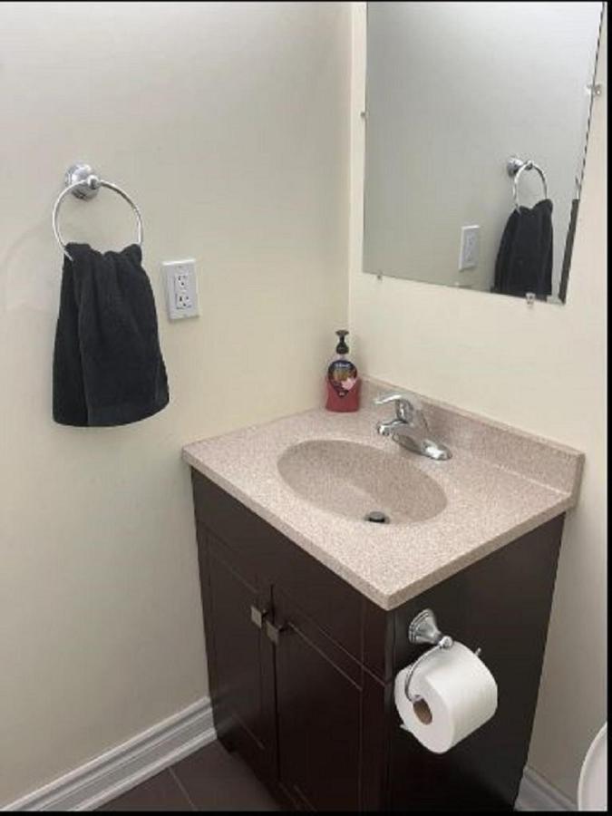 Cozy & Spacious Suite With Private Bathroom Near Toronto Airport ! Mississauga Eksteriør bilde