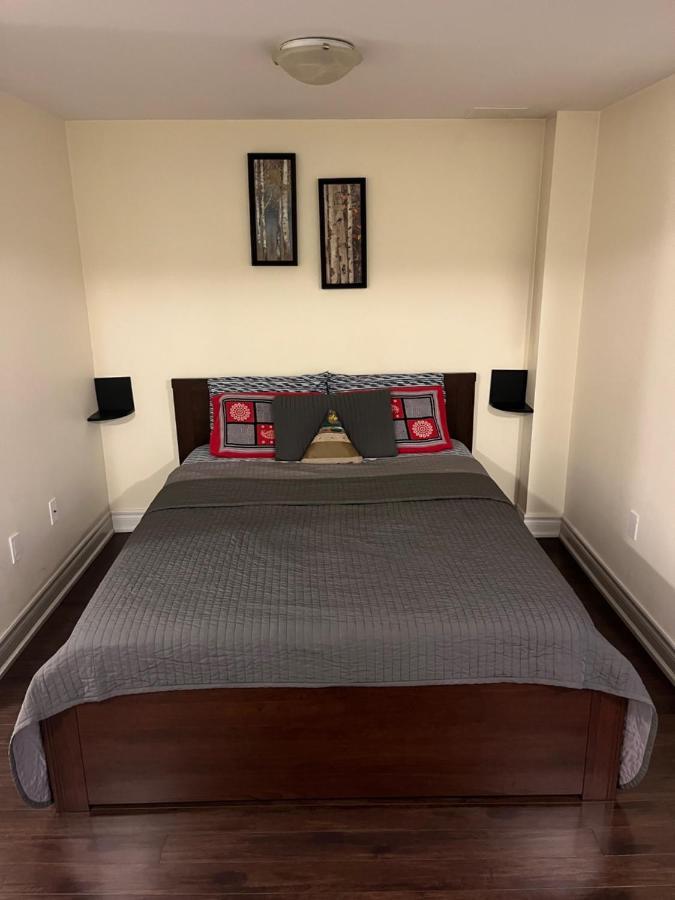 Cozy & Spacious Suite With Private Bathroom Near Toronto Airport ! Mississauga Eksteriør bilde